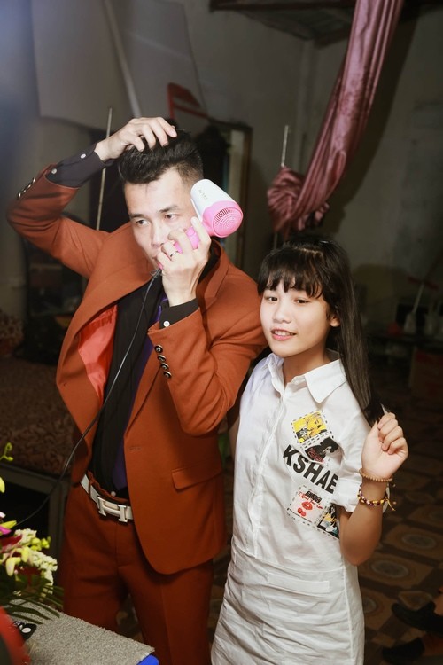 Con gái Hiệp Gà xưng hô 'cô - cháu' với vợ 3 hot girl của bố ảnh 4