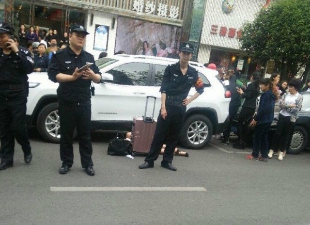 Phản cảm cô gái khỏa thân lên nóc xe nhảy múa giữa phố ảnh 3