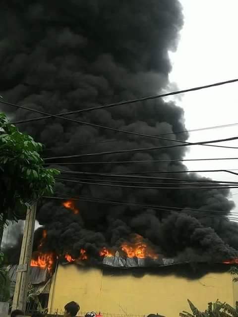 Cháy lớn tại công ty nhựa ở Hà Nam, khói đen kín trời ảnh 1