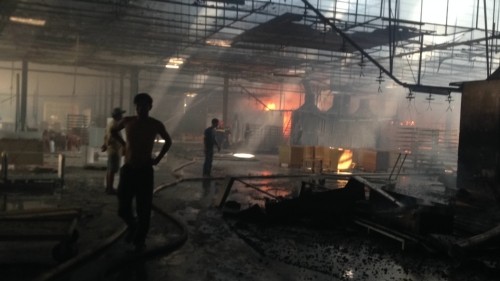 Cháy nổ lớn tại xưởng gỗ 8.000m2, thiệt hại hàng tỷ đồng ảnh 1