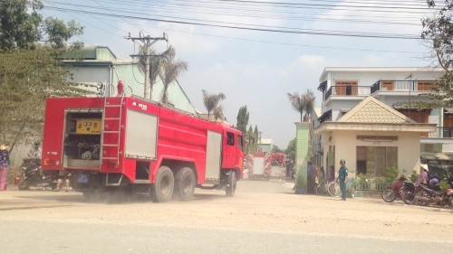 Cháy nổ lớn tại xưởng gỗ 8.000m2, thiệt hại hàng tỷ đồng ảnh 2