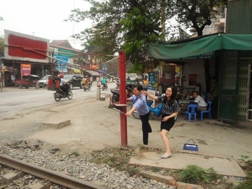 Giây phút tàu hỏa nhường đường xe máy qua lời kể người gác tàu ảnh 3