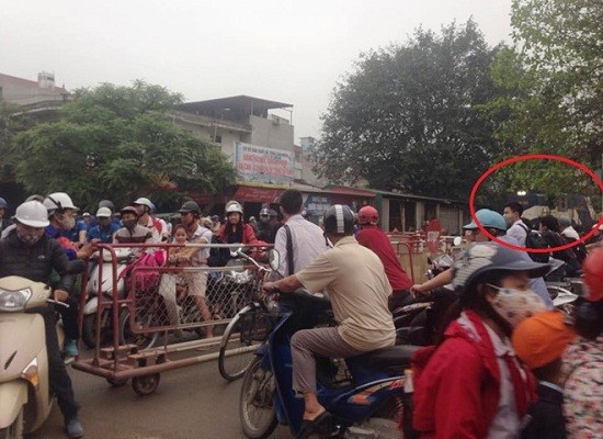 Hy hữu tàu hỏa phanh gấp, nhường đường cho xe máy tại Hà Nội ảnh 2