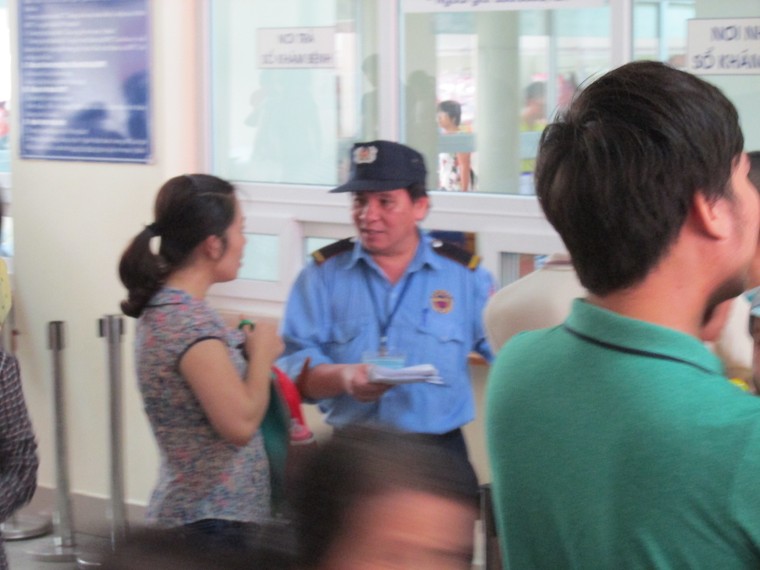 Bệnh viện Nhi Trung ương: Bảo vệ cũng là 'bảo mẫu' ảnh 1