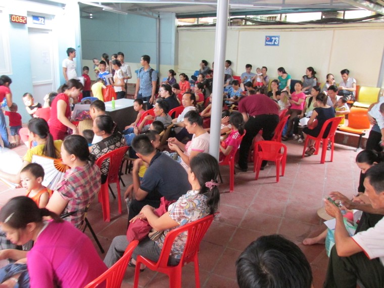 Bệnh viện Nhi Trung ương: Bảo vệ cũng là 'bảo mẫu' ảnh 2