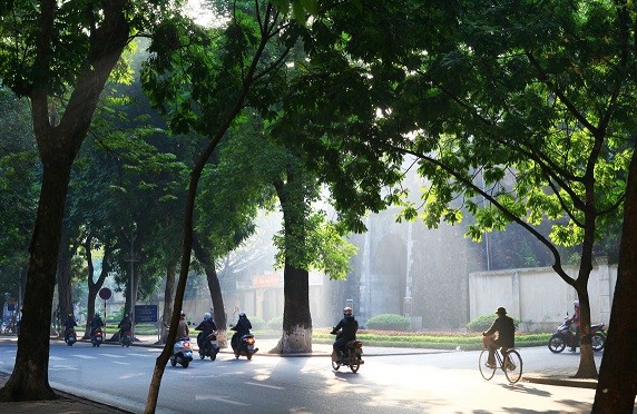 Dự báo thời tiết 15/4: Ngày nắng nóng, chiều tối có mưa vài nơi ảnh 1