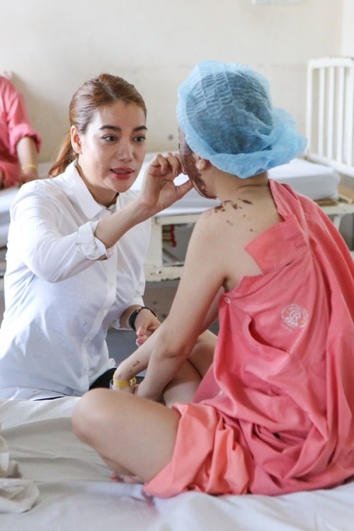 Nữ sinh bị tạt axit được Trương Ngọc Ánh tặng 300 triệu ảnh 6