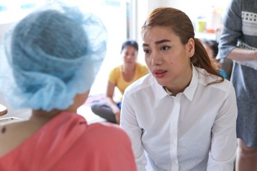 Nữ sinh bị tạt axit được Trương Ngọc Ánh tặng 300 triệu ảnh 5