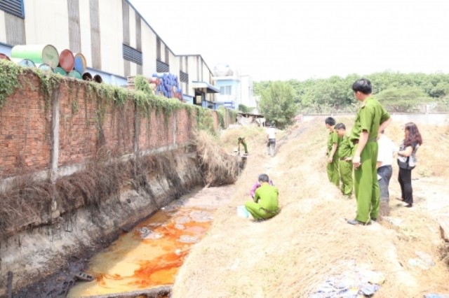 Bình Dương: Cơ sở làm mật ong xả thải ra môi trường ảnh 1