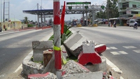 Người dân tự ý phá dải phân cách vì phí đường cao tốc quá cao ảnh 1