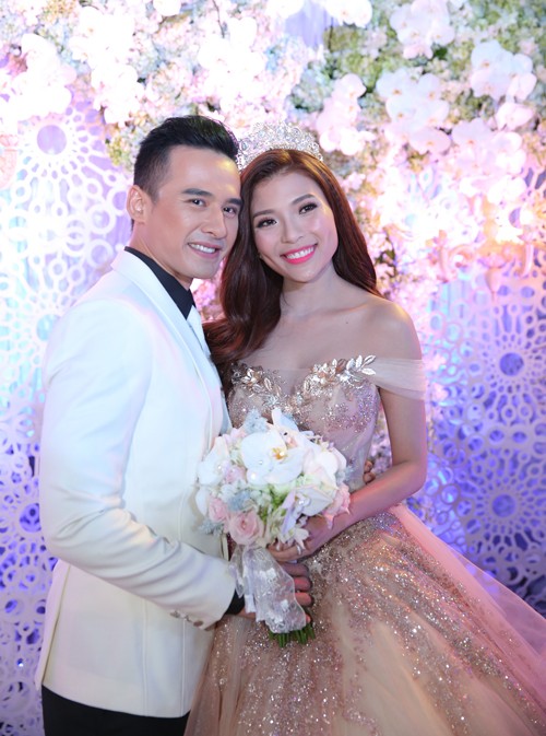 Cận cảnh 2 chiếc váy cưới gần nửa tỷ của 'công chúa' Thúy Diễm ảnh 9