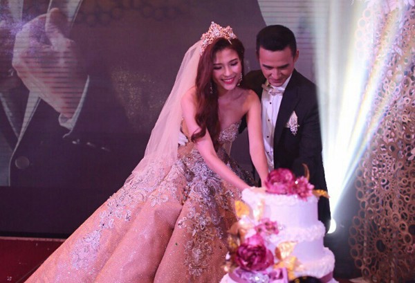 Cận cảnh 2 chiếc váy cưới gần nửa tỷ của 'công chúa' Thúy Diễm ảnh 8