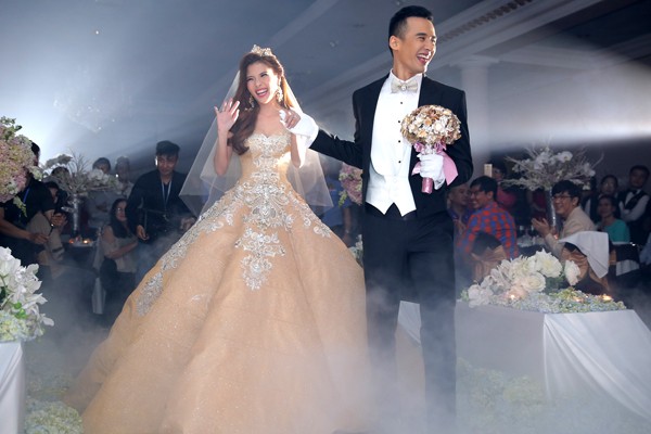 Cận cảnh 2 chiếc váy cưới gần nửa tỷ của 'công chúa' Thúy Diễm ảnh 7