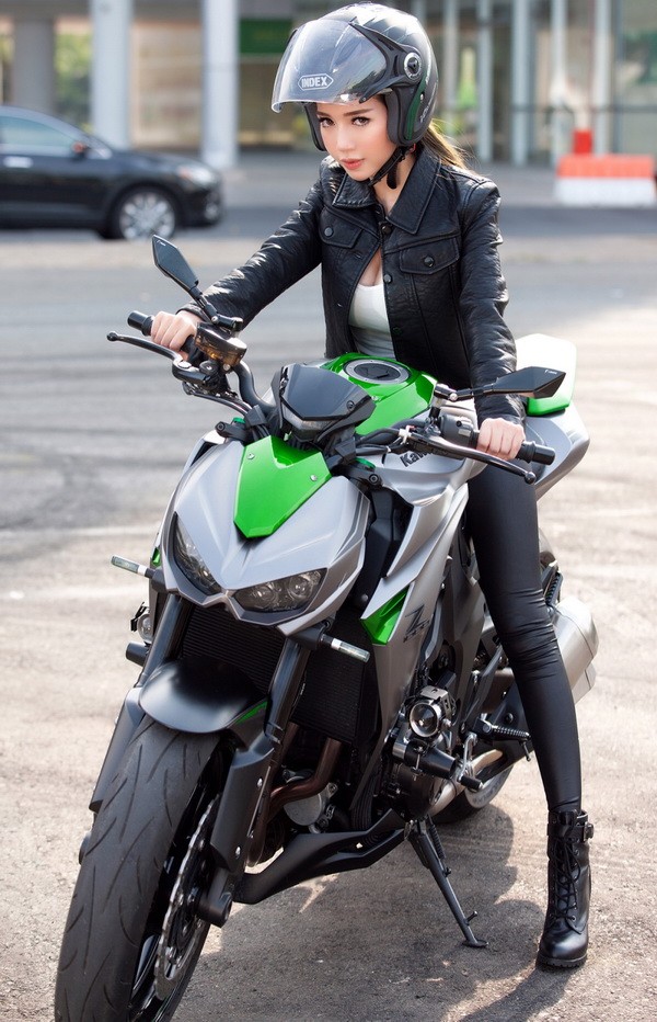 Elly Trần 'bốc lửa' bên mô tô phân khối lớn ảnh 6