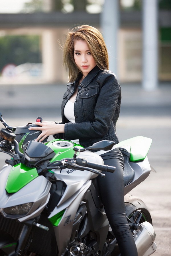 Elly Trần 'bốc lửa' bên mô tô phân khối lớn ảnh 5