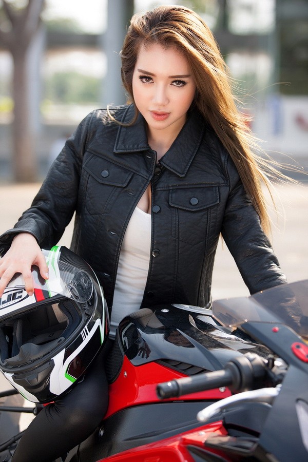 Elly Trần 'bốc lửa' bên mô tô phân khối lớn ảnh 4