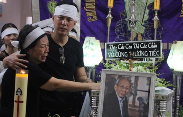 Dàn nghệ sĩ Việt xúc động đến viếng đám tang nhạc sĩ Nguyễn Ánh 9 ảnh 1