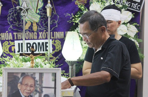 Dàn nghệ sĩ Việt xúc động đến viếng đám tang nhạc sĩ Nguyễn Ánh 9 ảnh 7