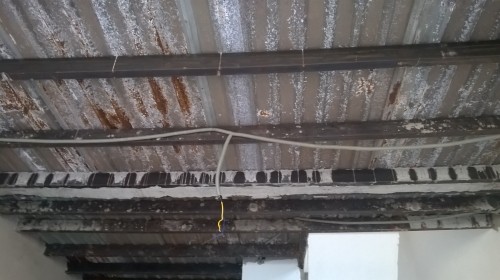 Nhà giá rẻ: Thảm cảnh nhà mới tường nứt, tôn cũ nát ảnh 2