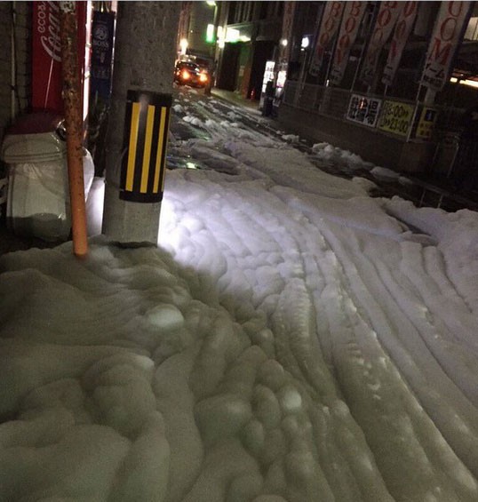 Bọt trắng kỳ lạ xuất hiện sau động đất Nhật Bản ảnh 3