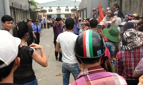 Hơn 2.000 công nhân đình công, ném mắm tôm và trứng thối ảnh 1