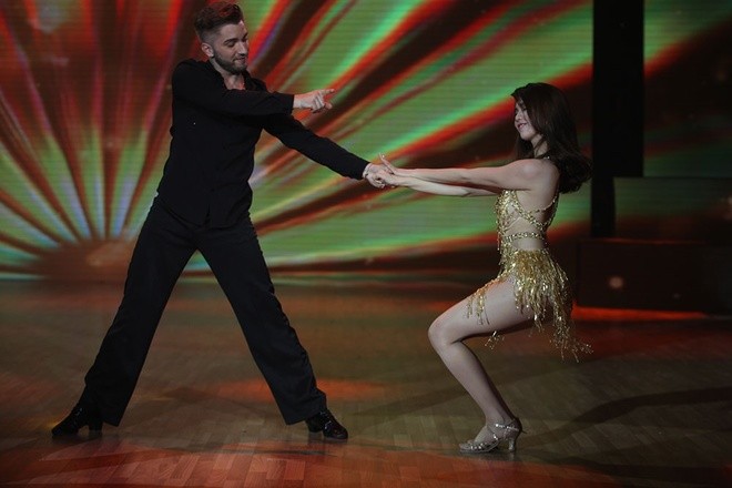 Clip: Ngọc Trinh nhảy sexy ở Chung kết Bước nhảy Hoàn vũ 2016 ảnh 3