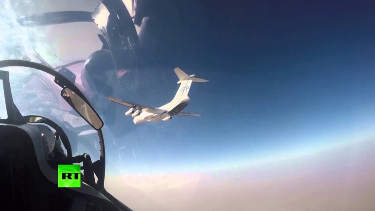 Video: Su-30 Nga hộ tống IL-76 thả hàng cứu trợ ở Deir Ezzor ảnh 1