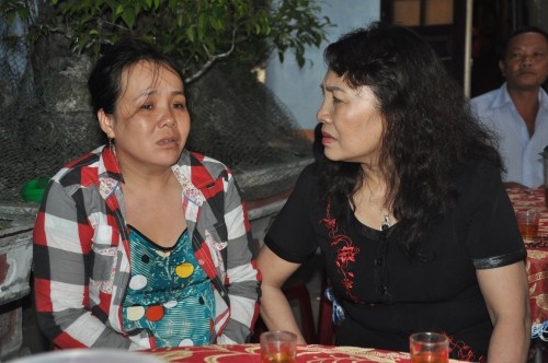 Thứ trưởng Bộ Giáo dục thăm hỏi gia đình 9 học sinh chết đuối ảnh 1