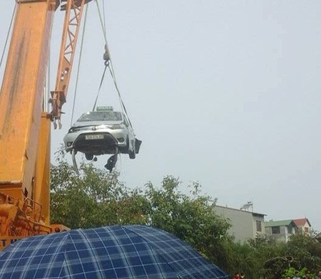 Lạng Sơn: Taxi lao xuống hồ, 4 người trong xe tử vong ảnh 2