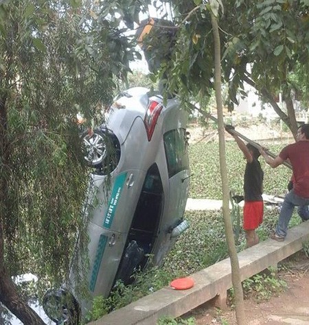 Lạng Sơn: Taxi lao xuống hồ, 4 người trong xe tử vong ảnh 1