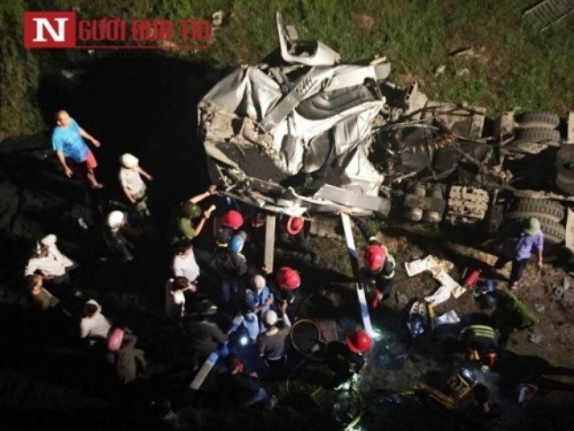 Xe đầu kéo lao xuống sông Hương, tài xế chết kẹt trong cabin ảnh 2