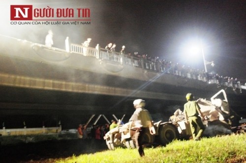 Xe đầu kéo lao xuống sông Hương, tài xế chết kẹt trong cabin ảnh 1