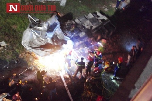 Xe đầu kéo lao xuống sông Hương, tài xế chết kẹt trong cabin ảnh 3