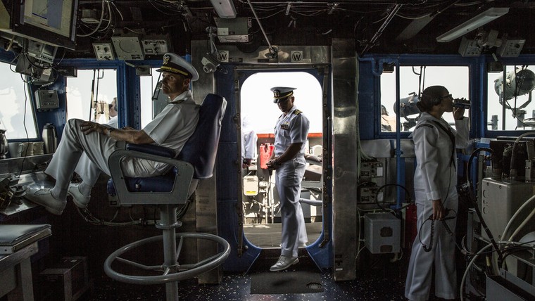 Cuộc chạm trán hài hước giữa tàu chiến Mỹ và TQ ở Biển Đông ảnh 1