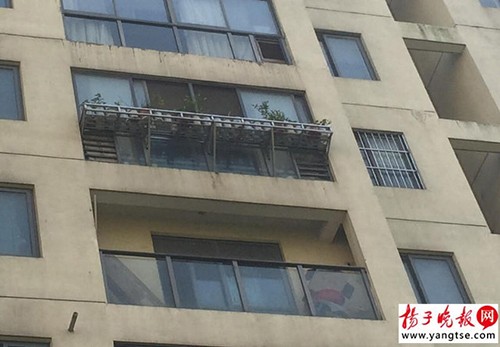 Bé trai 3 tuổi sống sót kỳ diệu sau khi rơi từ tầng 15 ảnh 1