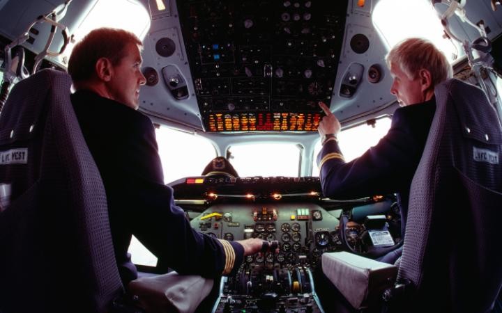 Vì sao phải yêu cầu hành khách đưa điện thoại về chế độ máy bay? ảnh 1