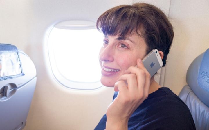 Vì sao phải yêu cầu hành khách đưa điện thoại về chế độ máy bay? ảnh 2