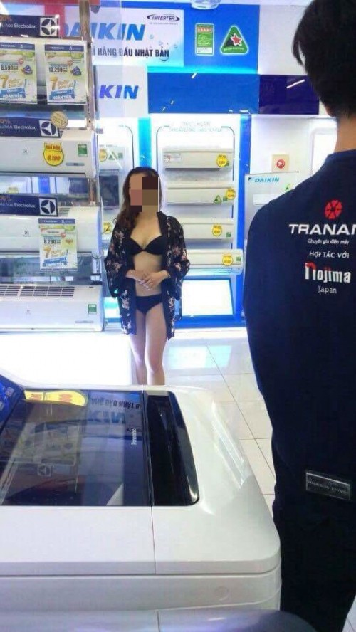 Phản cảm siêu thị Trần Anh cho nhân viên mặc bikini câu khách ảnh 1