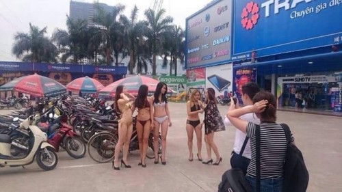 Phản cảm siêu thị Trần Anh cho nhân viên mặc bikini câu khách ảnh 5