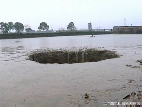 Hố tử thần nuốt trọn 25 tấn cá sau một đêm ảnh 2