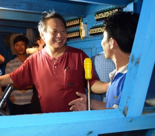 Bộ trưởng xuống tàu mua cá của ngư dân ngay trong đêm ảnh 1