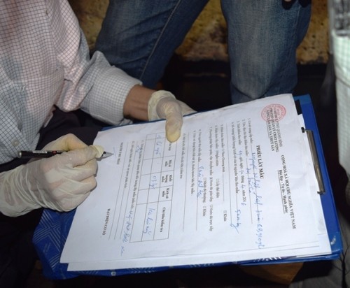 Bộ trưởng xuống tàu mua cá của ngư dân ngay trong đêm ảnh 2