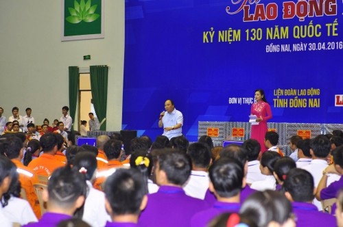 Thủ tướng ngồi ghế công nhân nói chuyện với người lao động ảnh 1