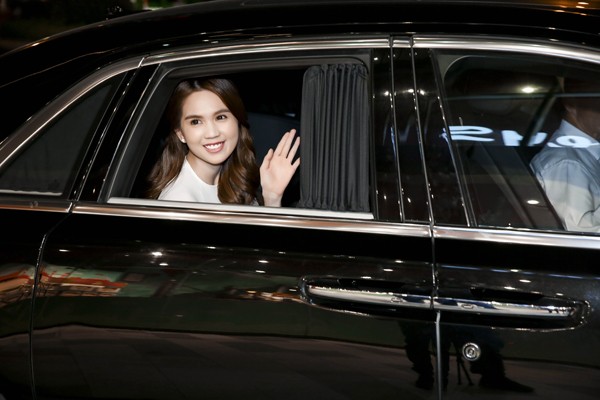 Ngọc Trinh khóc nức nở, dắt xe đạp dù hàng trăm ánh mắt đang nhìn ảnh 2