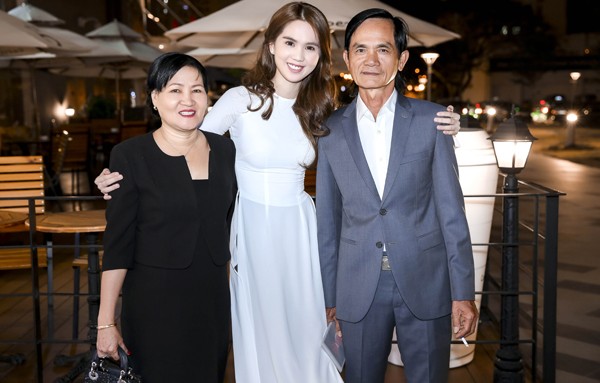 Ngọc Trinh khóc nức nở, dắt xe đạp dù hàng trăm ánh mắt đang nhìn ảnh 3