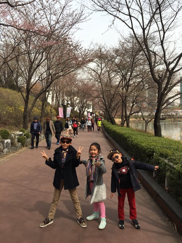 Hoa hậu Hà Kiều Anh rạng ngời cùng các con ngắm hoa anh đào ảnh 4