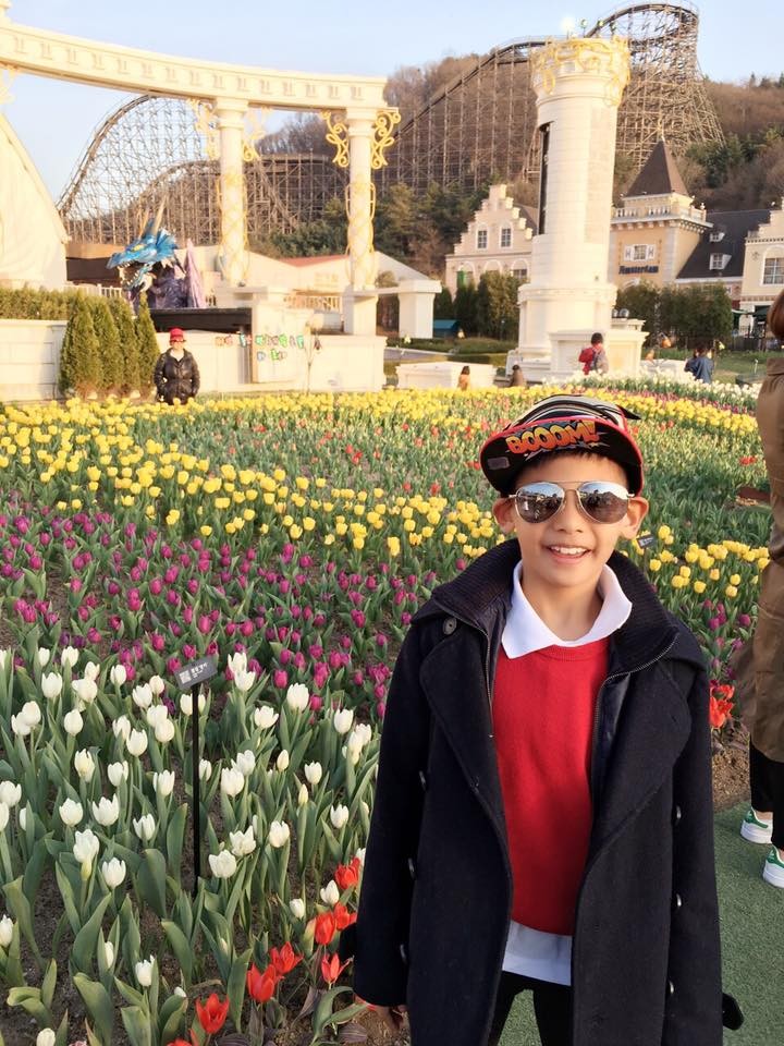 Hoa hậu Hà Kiều Anh rạng ngời cùng các con ngắm hoa anh đào ảnh 3