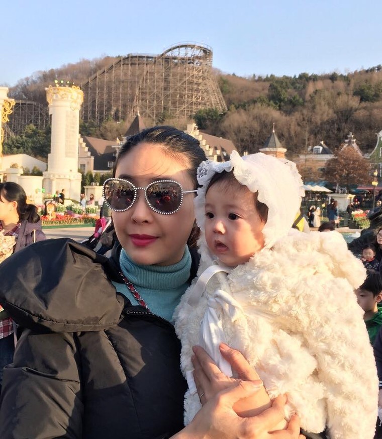 Hoa hậu Hà Kiều Anh rạng ngời cùng các con ngắm hoa anh đào ảnh 5