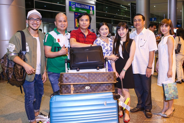 Fan nồng nhiệt đón Mạnh Quỳnh, Hương Thủy về nước làm liveshow ảnh 5