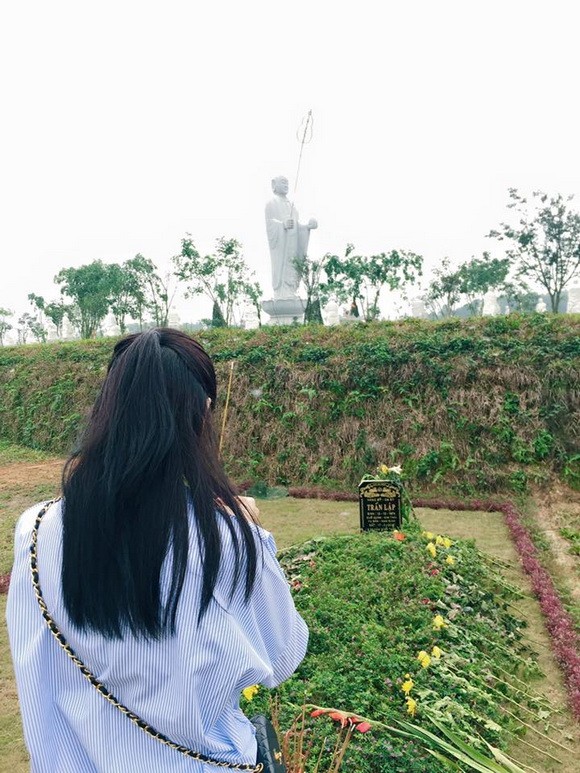 Chi Pu tới viếng mộ Trần Lập và Thanh Tùng tại Phú Thọ ảnh 3